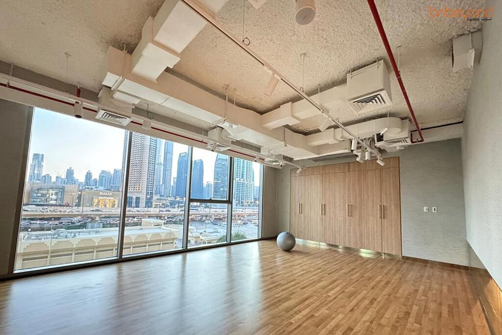 Bnbeyond's Artistic Luxe Retreat With Burj Views *