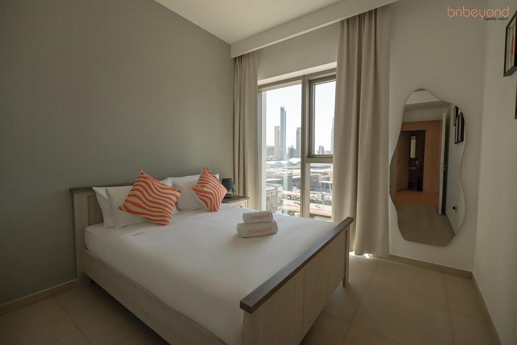 Bnbeyond's Artistic Luxe Retreat With Burj Views Dubai