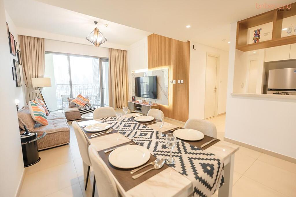 Apartment Bnbeyond's Artistic Luxe Retreat With Burj Views